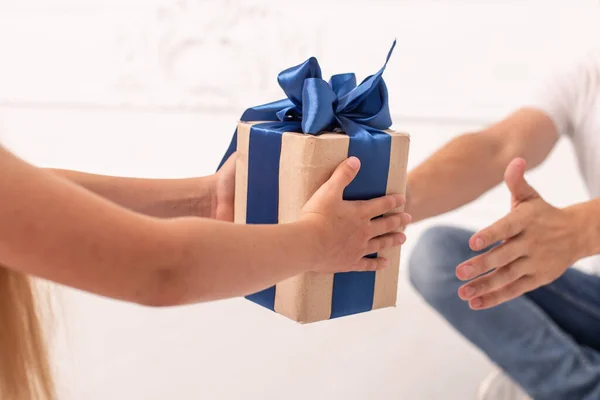 Primer plano de las manos de la niña y su padre que tienen la caja de regalo en las manos. Enfoque selectivo — Foto de Stock