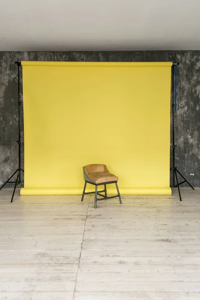 带黄纸背景和椅子的照相馆的工作空间. — 图库照片