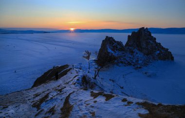 Baykal Gölü, Olkhon Adası, Burkhan Burnu 'nda günbatımı sahnesi