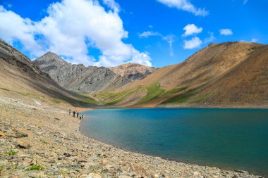 Kurai sırtındaki Dağ Gölü, Altai Cumhuriyeti, Rusya
