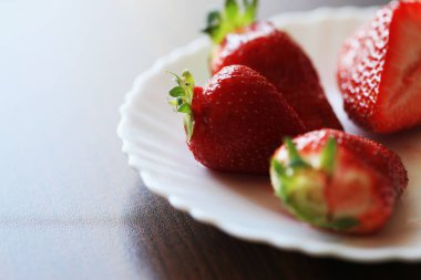 Tabakta taze çilek, sığ alan derinliği