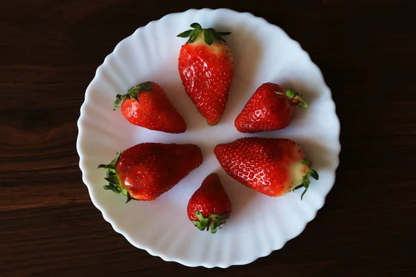 Aardbeien Witte Plaat Bovenaanzicht Engels — Stockfoto