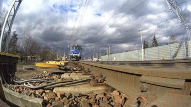 Lokomotif, raylar boyunca giden bir tren, tekerleklerin ve rayların yakın görüntüsü, benzersiz çekim, Polonya