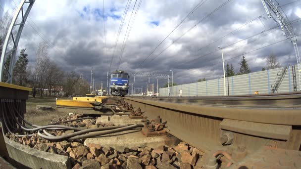 Lokomotif Raylar Boyunca Giden Bir Tren Tekerleklerin Rayların Yakın Görüntüsü — Stok video