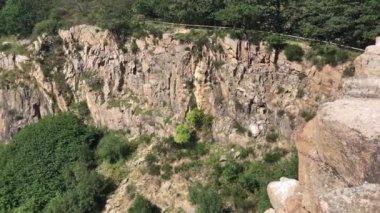 Danimarka 'nın Bornholm adasındaki Bornholm adasında göl, Opalso ve Hammerso gölleri ile çevrelenmiştir. Opalsen