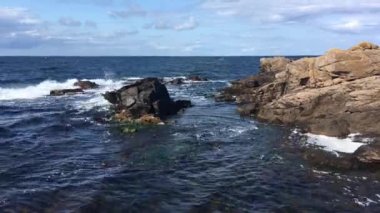 Danimarka 'nın Bornholm adasında kayalık bir sahil