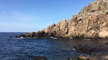 Danimarka 'nın Bornholm adasında kayalık bir sahil