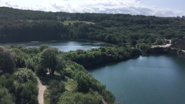 Lacs Opalso et Hammerso, Danemark, Bornholm, Lac entouré de rochers sur l'île de Bornholm au Danemark. Opalsen 