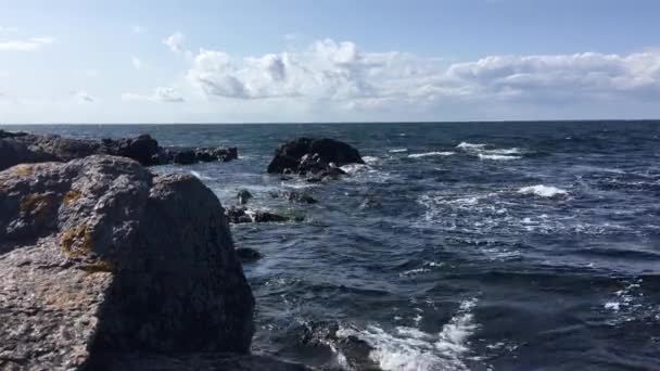 rivage rocheux sur l'île de Bornholm au Danemark 
