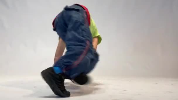 小さな男の子がブレイクダンスやダイナミックな脚の仕事を踊り — ストック動画