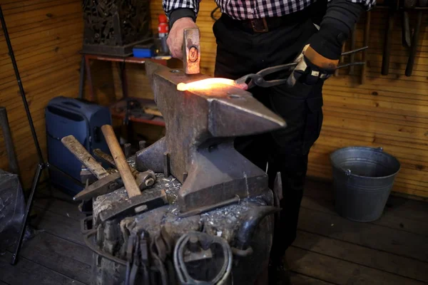 Blacksmith Forges Glowing Horseshoe Poland — Stock Photo, Image