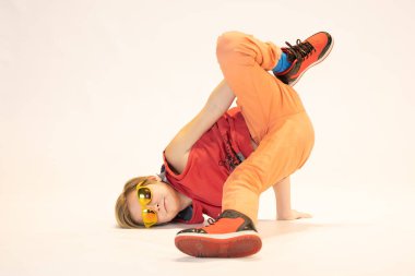 Breakdance pozu veren çocuk.