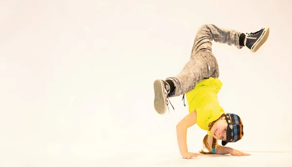 Kleines Mädchen Einzigartiger Tanzpose Schwierige Akrobatische Position Fröhliches Mädchen Außergewöhnliches — Stockfoto
