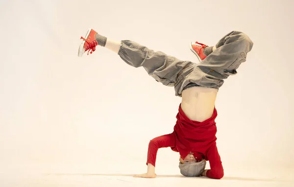 Menino Uma Pose Dança Única Posição Acrobática Difícil Menino Alegre — Fotografia de Stock