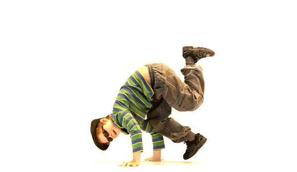 Kleiner Junge Einzigartiger Tanzpose Schwierige Akrobatische Position Fröhlicher Junge Außergewöhnliches lizenzfreie Stockfotos