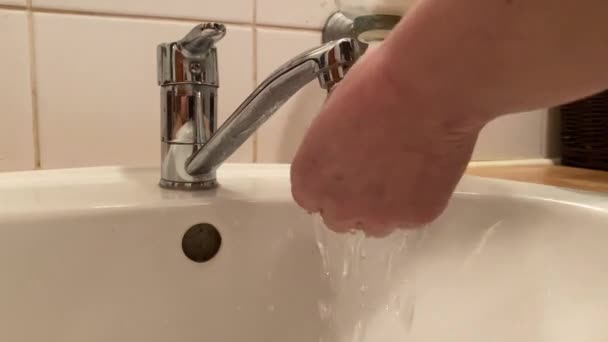 Tvätta Händerna Med Tvål Hemma — Stockvideo