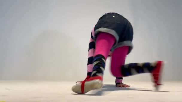 Meisje Dansen Breakdance Snelle Been Werk Vrolijke Dans — Stockvideo