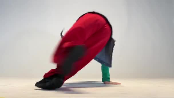 Kind Dansen Breakdance Snelle Been Werk Vrolijke Dans Jongen Dansen — Stockvideo