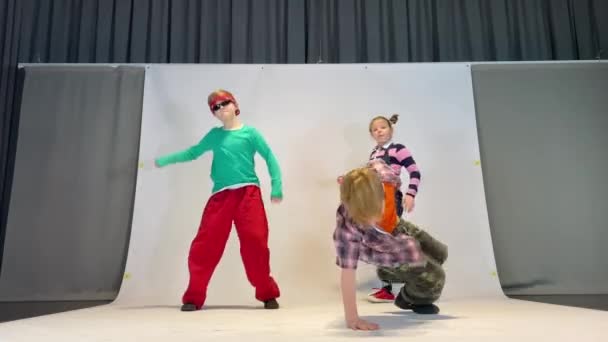Niños Están Bailando Breakdance Niños Felices Bailando — Vídeos de Stock