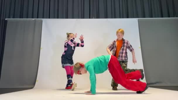 Дети Танцуют Брейк Данс Счастливые Дети Танцуют — стоковое видео