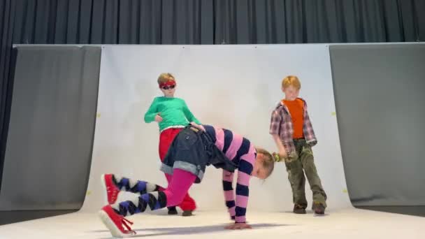 Niños Están Bailando Breakdance Niños Felices Bailando — Vídeo de stock