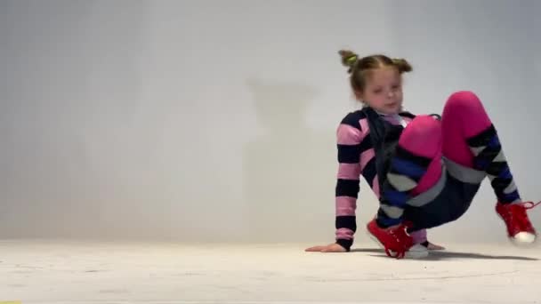 Liten Flicka Dansande Breakdance Dansande Barn — Stockvideo