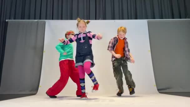 Barn Som Dansar Lyckliga Barn — Stockvideo
