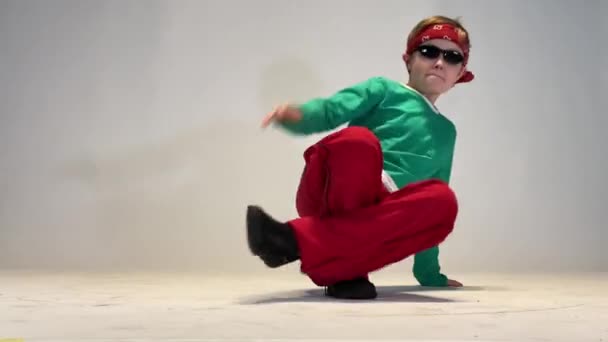 Мальчик Танцует Брейк Данс — стоковое видео