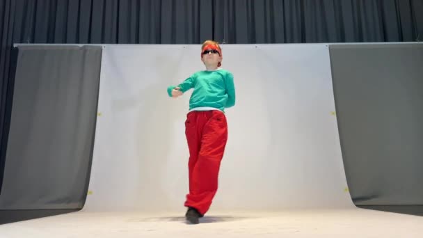 Ung Pojke Dansar Breakdance — Stockvideo