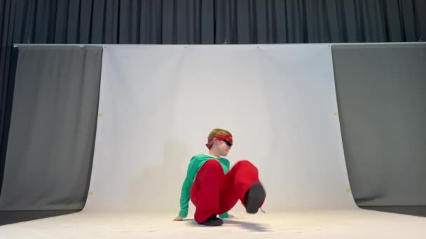 Ung Pojke Dansar Breakdance — Stockvideo