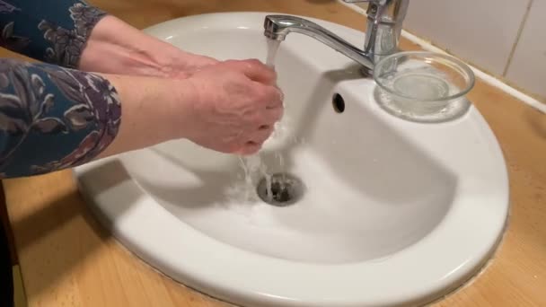 自宅で石鹸で手を洗い隔離し — ストック動画