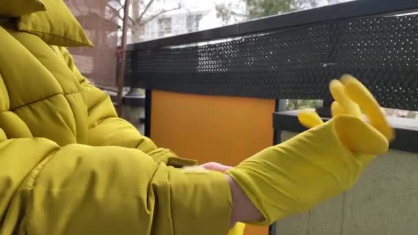 Femme Avec Masque Protection Des Gants Protection Sur Balcon Isolement — Video