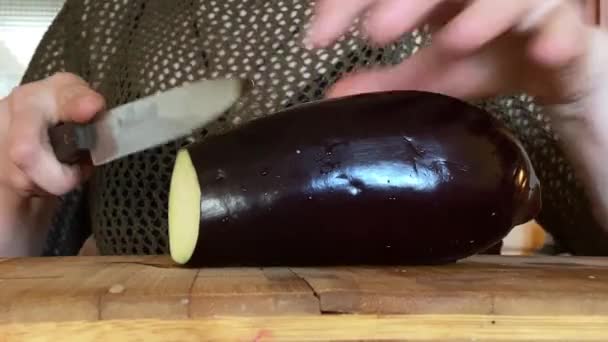 Τεμαχίζοντας Λαχανικά Μια Ξύλινη Σανίδα Ένα Μαχαίρι Κουζίνα Σκουός — Αρχείο Βίντεο