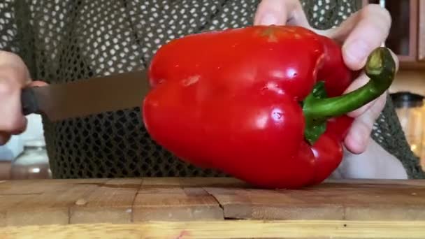 Hacher Des Légumes Sur Une Planche Bois Avec Couteau Travail — Video