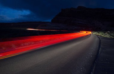 Huntington Sahili iskelesinin altında dalgalanan dalgalar.