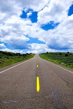 Utah 'ta trafiği olmayan ıssız bir yol.. 