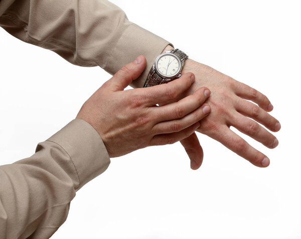 Часы на руке на белом фоне
