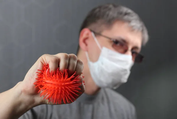 Fogantatás, férfi orvosi maszkban tartja vissza a vírus terjedését. — Stock Fotó