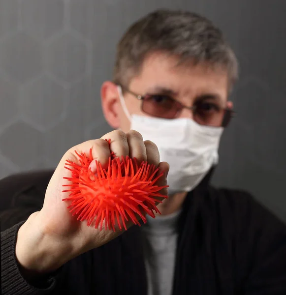 En man med medicinsk mask i ansiktet fruktar virusets spridning. — Stockfoto