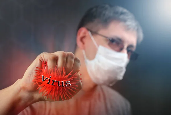 Muž v lékařské masce na tváři chce zabránit šíření viru. — Stock fotografie