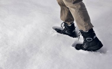 Adam yolu açıyor, taze ve temiz karda yürüyor.