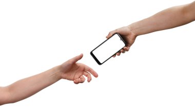 Bir el akıllı telefonu tutar, diğer el alır. Beyaz arka planda izole edilmiş, yakın plan. Metin ve model eklenecek yer