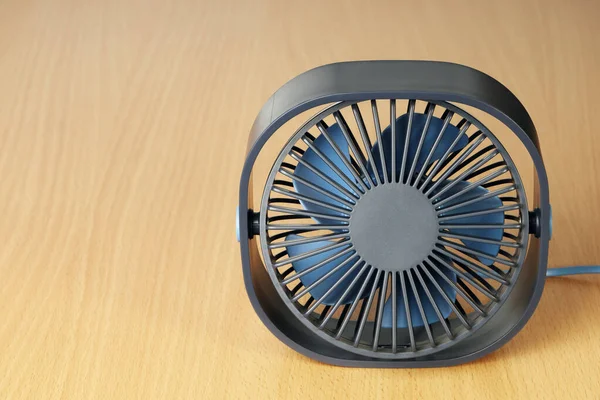 Pequeño Ventilador Para Aire Enfriamiento Encuentra Superficie Mesa — Foto de Stock