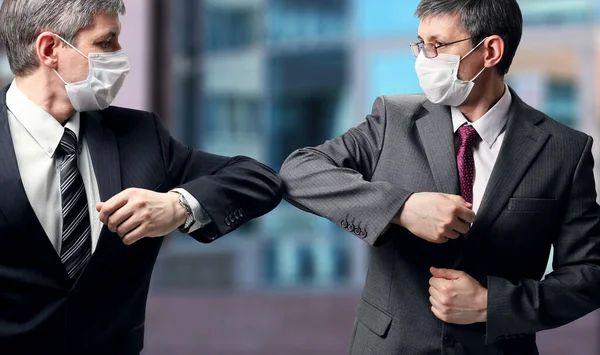 Twee Zakenmannen Met Een Medisch Masker Hun Gezicht Begroeten Elkaar — Stockfoto