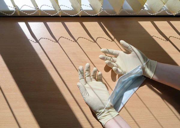 Händerna Medicinska Handskar Förtvivlan Sänks Begreppet Trötthet Och Inneslutning Grund — Stockfoto
