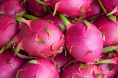 Taze kırmızı-pembe ejderha meyvesi veya pitaya arka planı