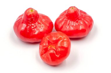 Beyaz arkaplanda izole edilmiş taze gül elmaları