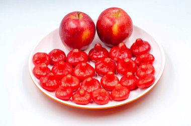 Bir tabak elma ve gül.