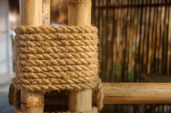 Corda Cânhamo Prendem Árvores Bambu Ficar Juntos Para Construção Estrutura — Fotografia de Stock