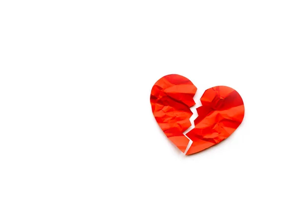 Červený papír zlomené srdce na bílém pozadí — Stock fotografie